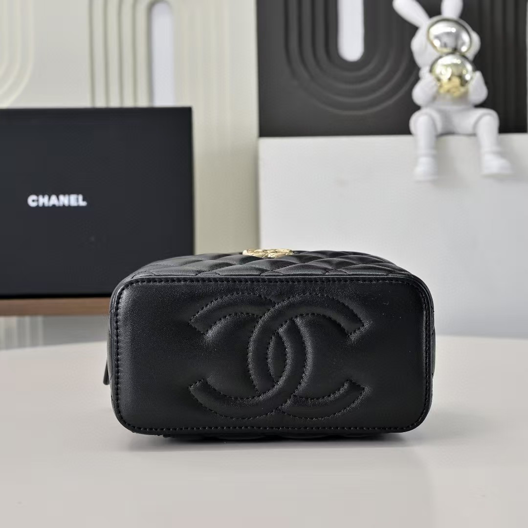 CHANEL Vanity With Chain 9.5x17x8cm