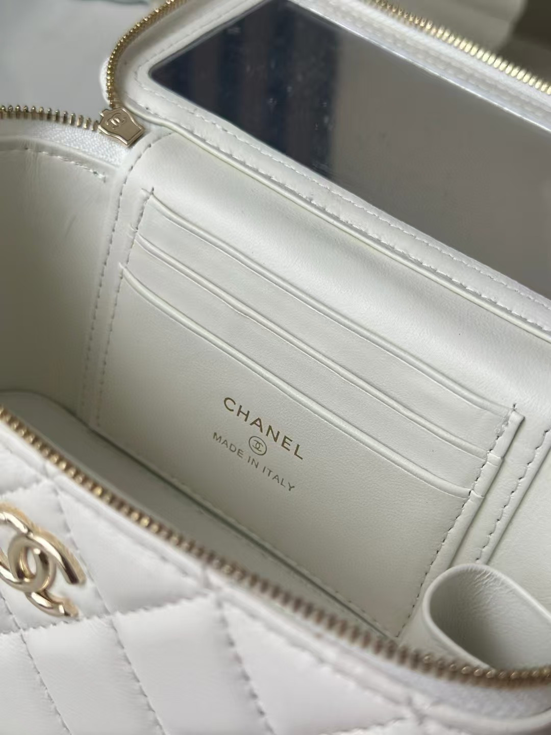 CHANEL Vanity With Chain 9.5x17x8cm