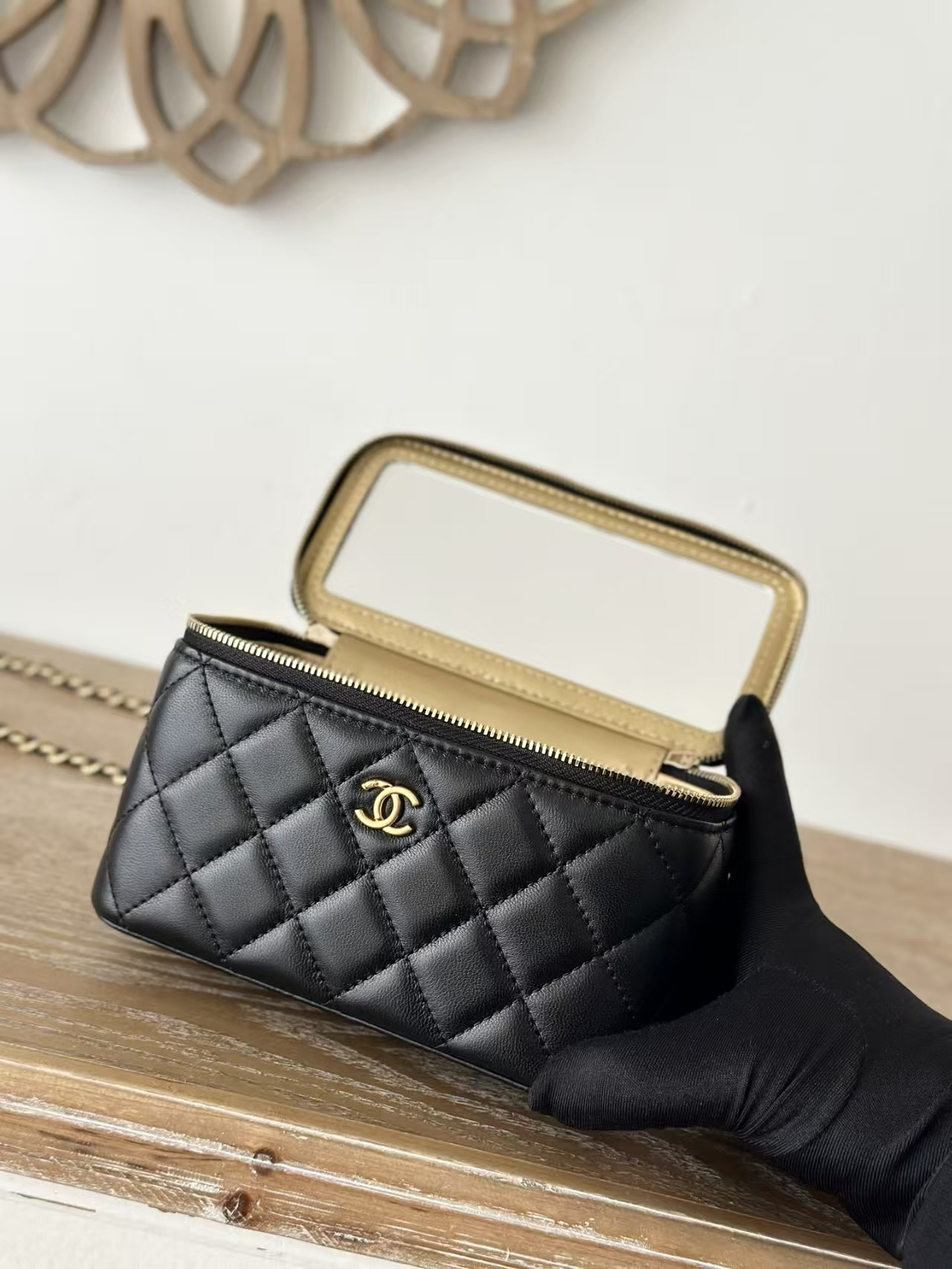 CHANEL Vanity With Chain 9.5x17x8cm