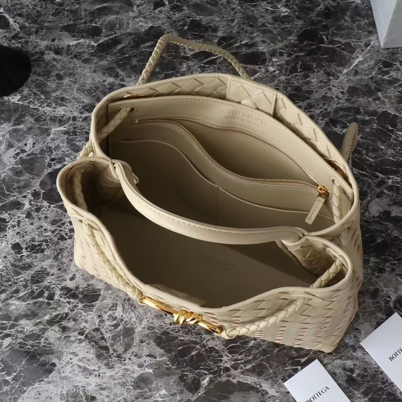 Bottega Veneta Medium Andiamo 32x25x11CM