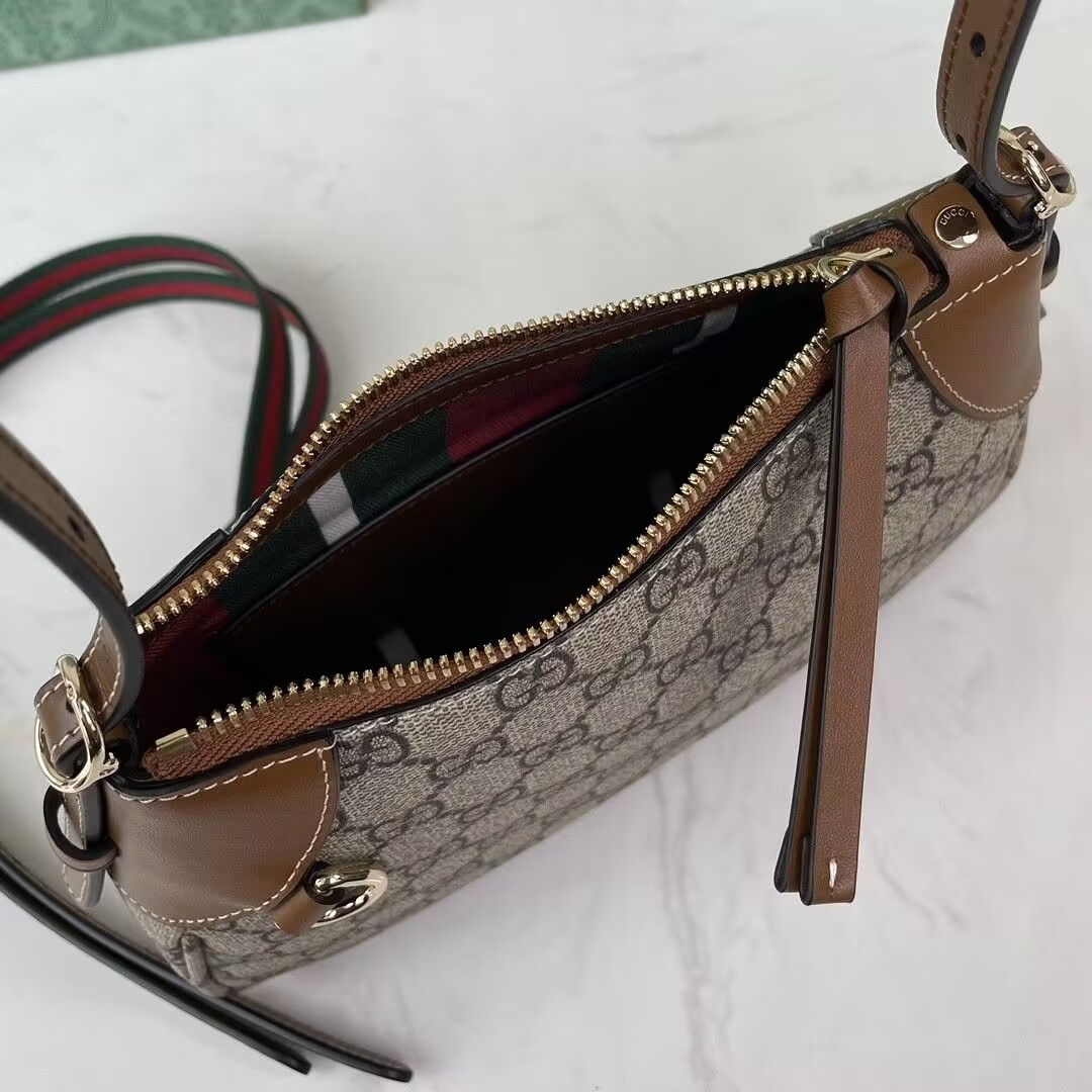 Gucci GG Emblem Shoulder Bag 24.5x16x16cm