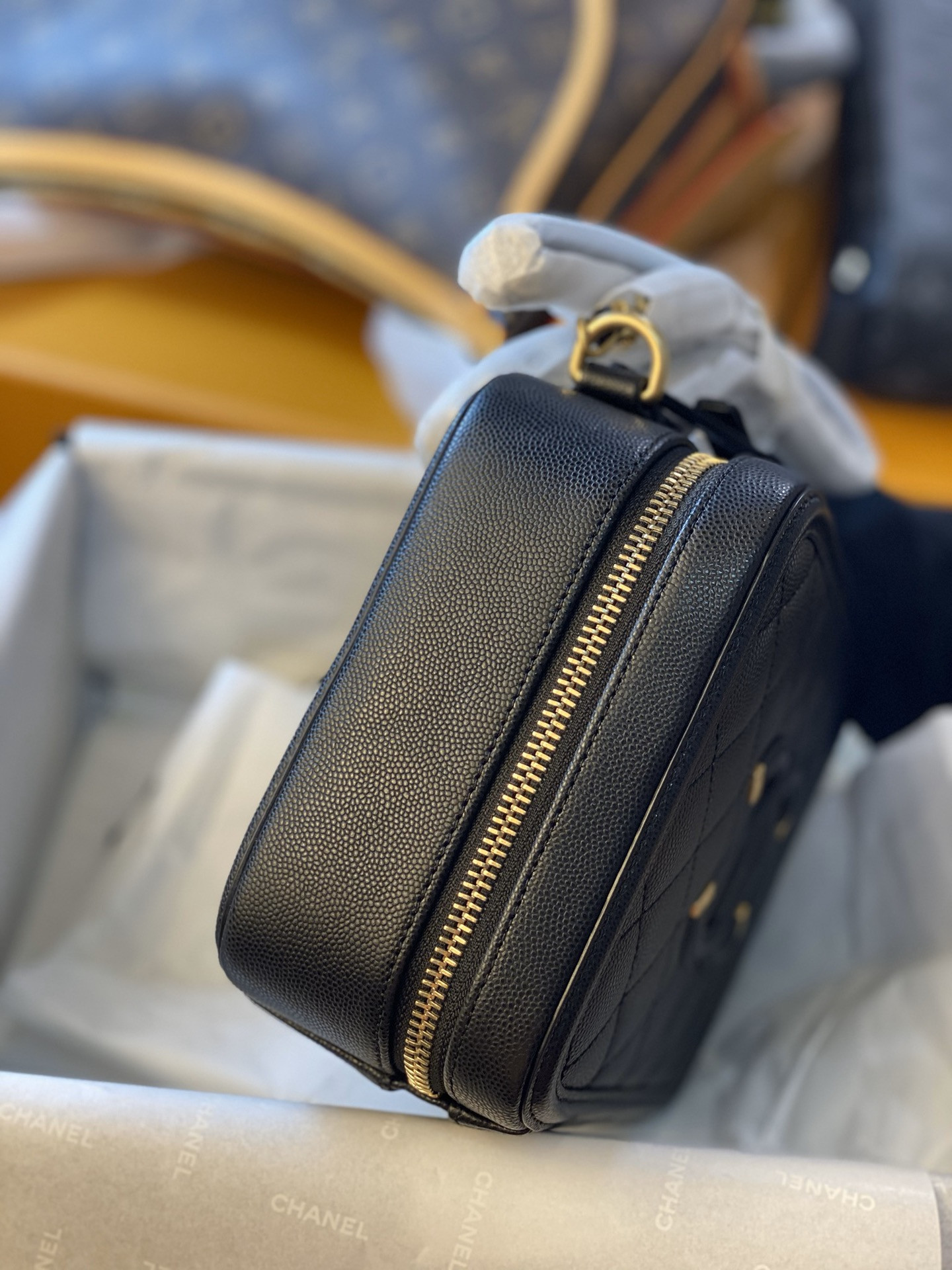 CHANEL VANITY CASE   17x7x13cm