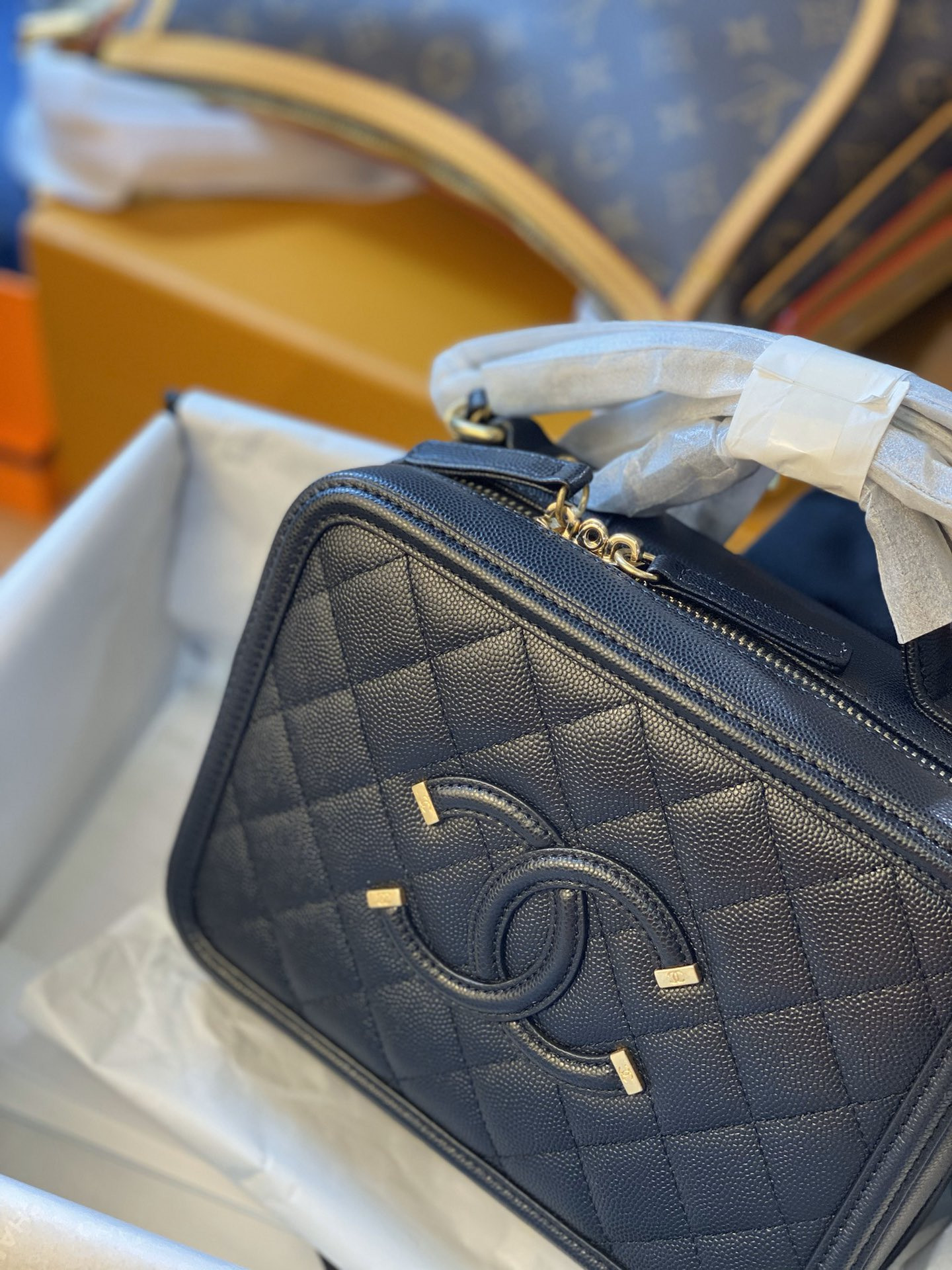 CHANEL VANITY CASE   17x7x13cm