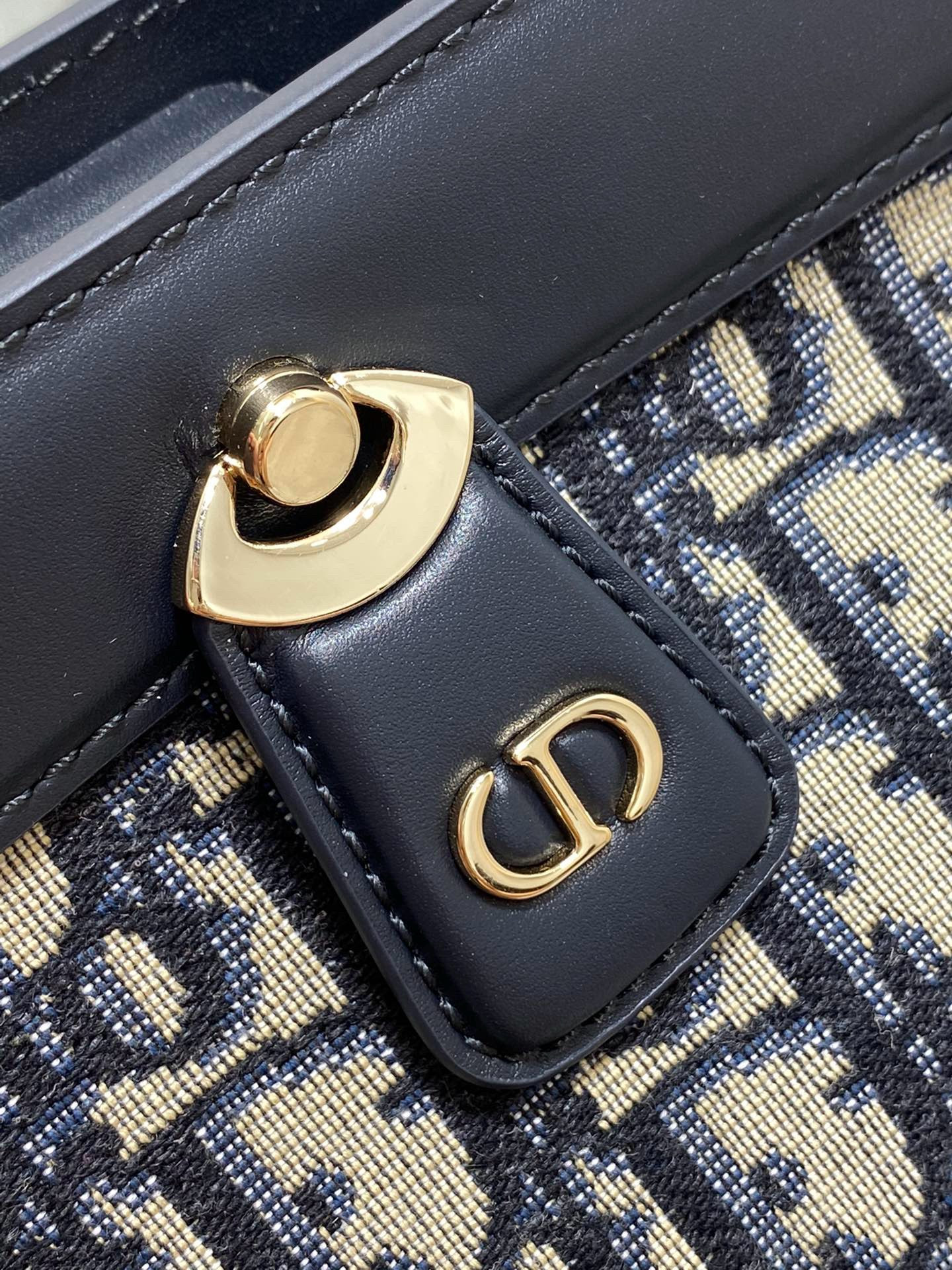 CHRISTIAN DIOR SMALL DIOR KEY BAG 8.5x5x4.5 in