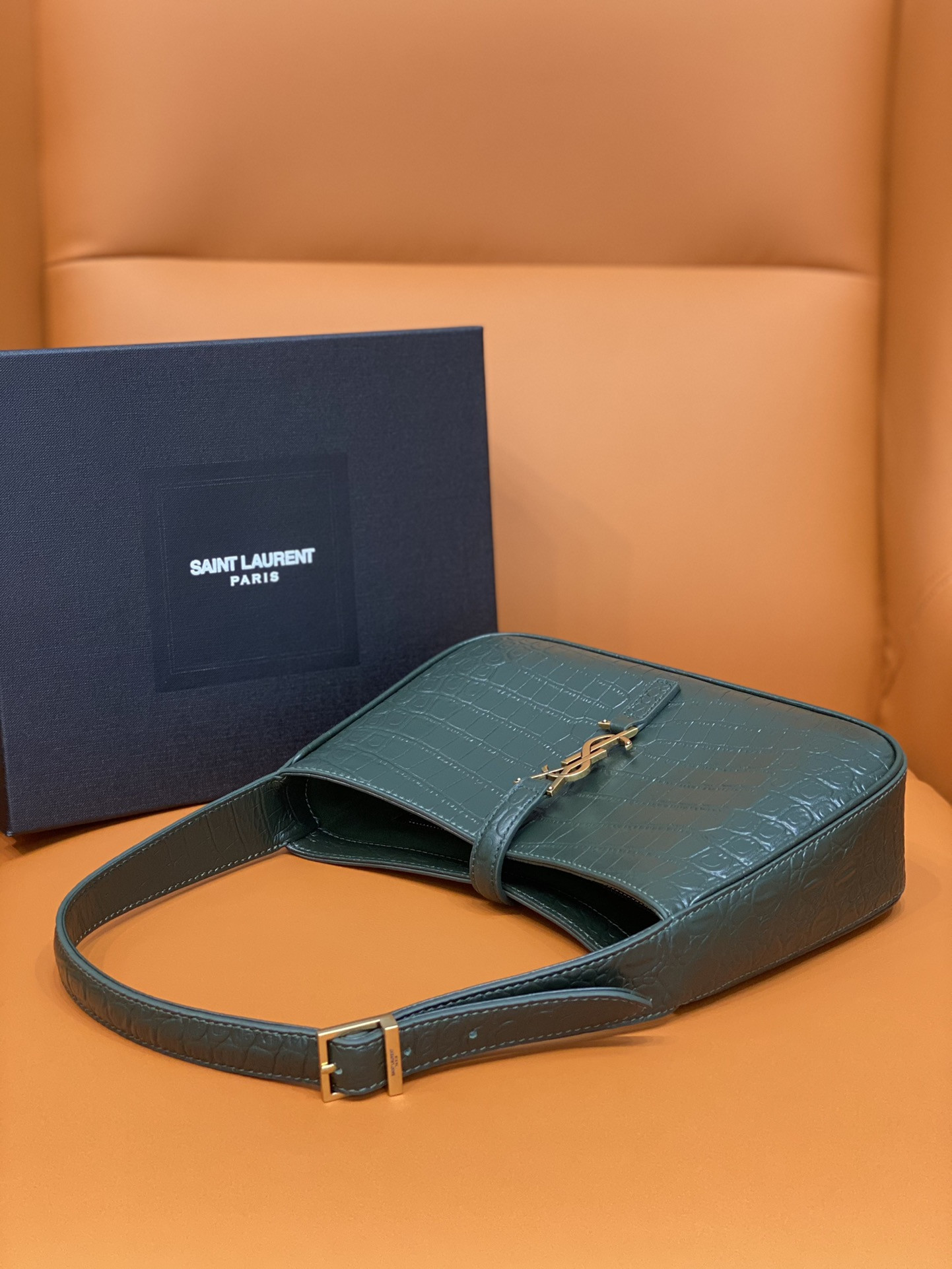 YSL LE 5 À 7 IN CROCODILE-EMBOSSED SHINY LEATHER  23 X 16 X 6.5 CM