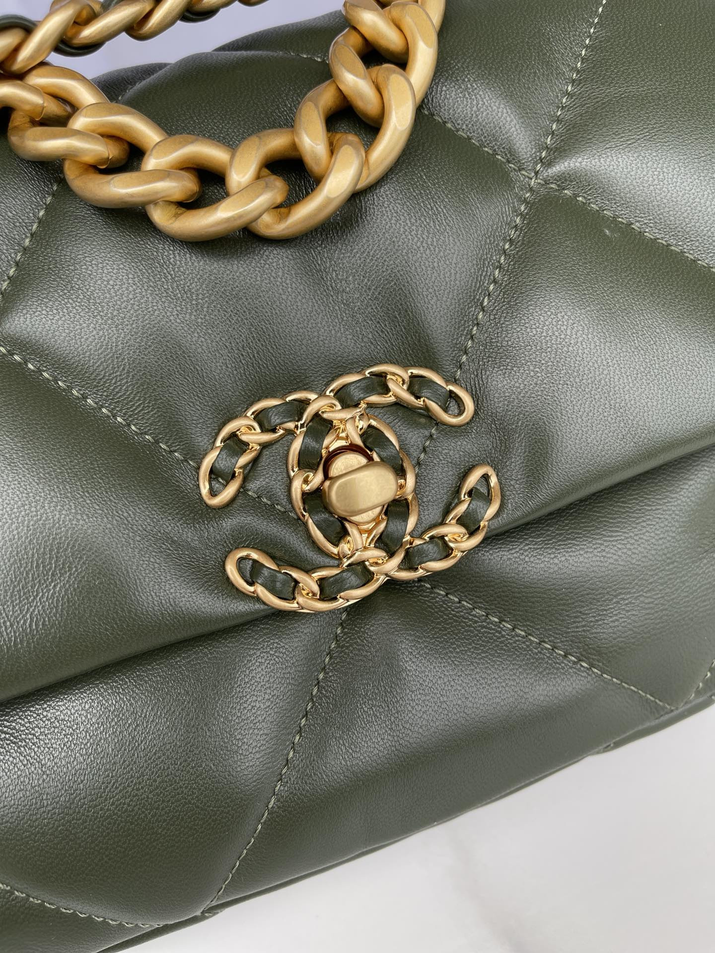 CHANEL 19 HANDBAG Shiny Leather, Gold-Tone, Silver-Tone & Ruthenium-Finish Metal Dark Green 6.2 × 10.1 × 3.5 in