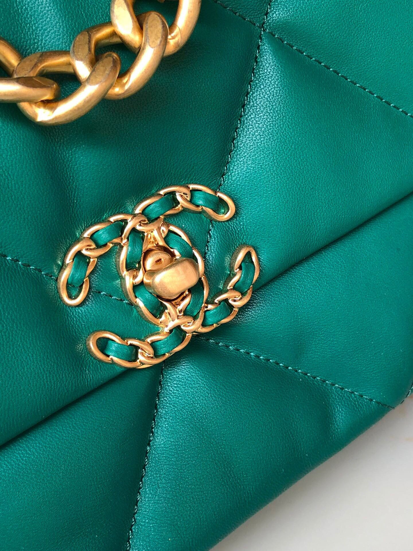 CHANEL 19 HANDBAG Shiny Leather, Gold-Tone, Silver-Tone & Ruthenium-Finish Metal Green 6.2 × 10.1 × 3.5 in