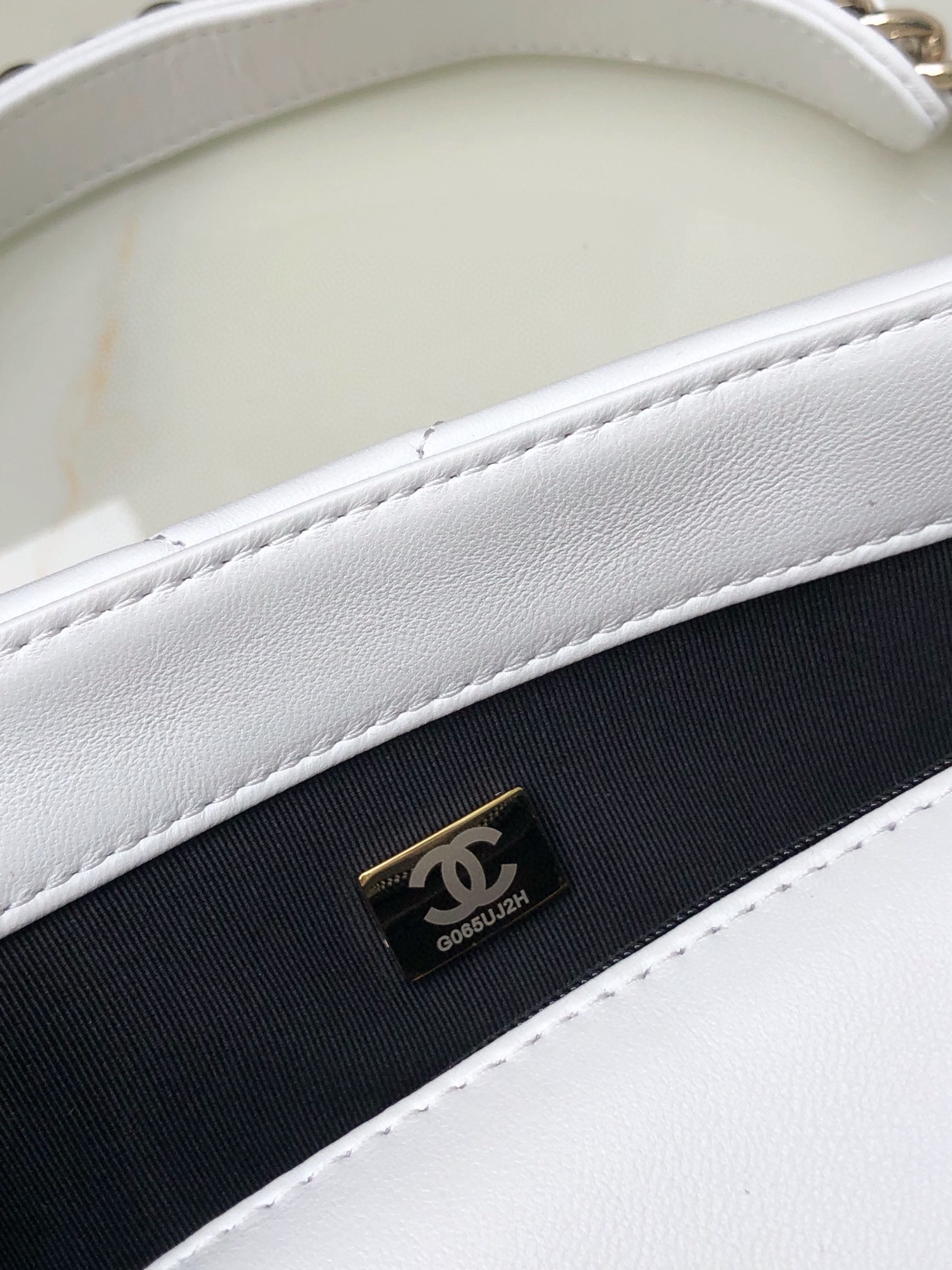 CHANEL 19 HANDBAG Shiny Leather, Gold-Tone, Silver-Tone & Ruthenium-Finish Metal White 6.2 × 10.1 × 3.5 in