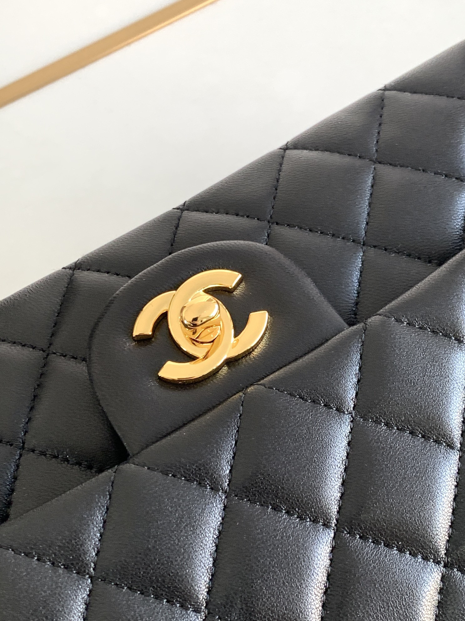 CHANEL CLASSIC HANDBAG LAMBSKIN & GOLD-TONE METAL BLACK 15.5 x 25.5x6.5cm