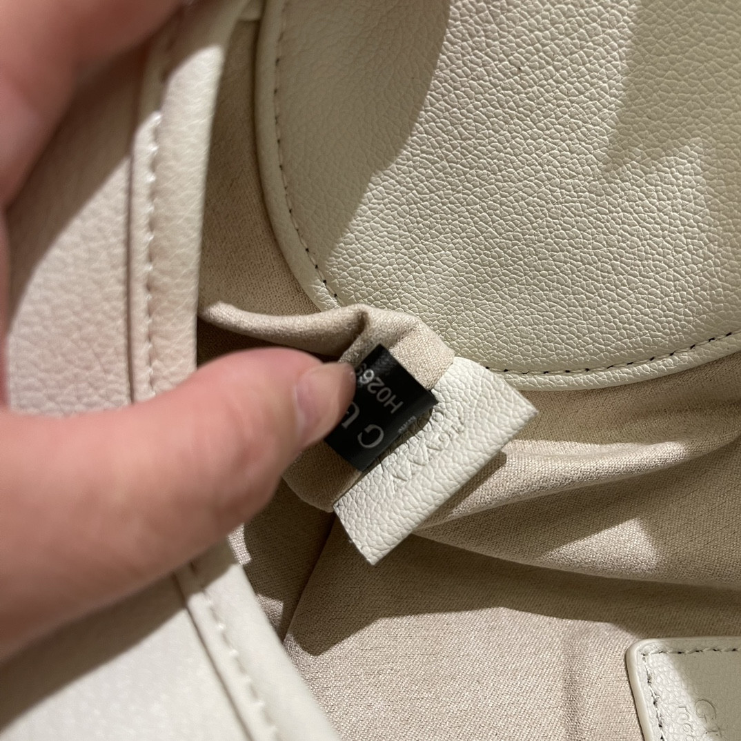 GUCCI APHRODITE SHOULDER BAG WHITE 27 X 13.5 X 2 cm