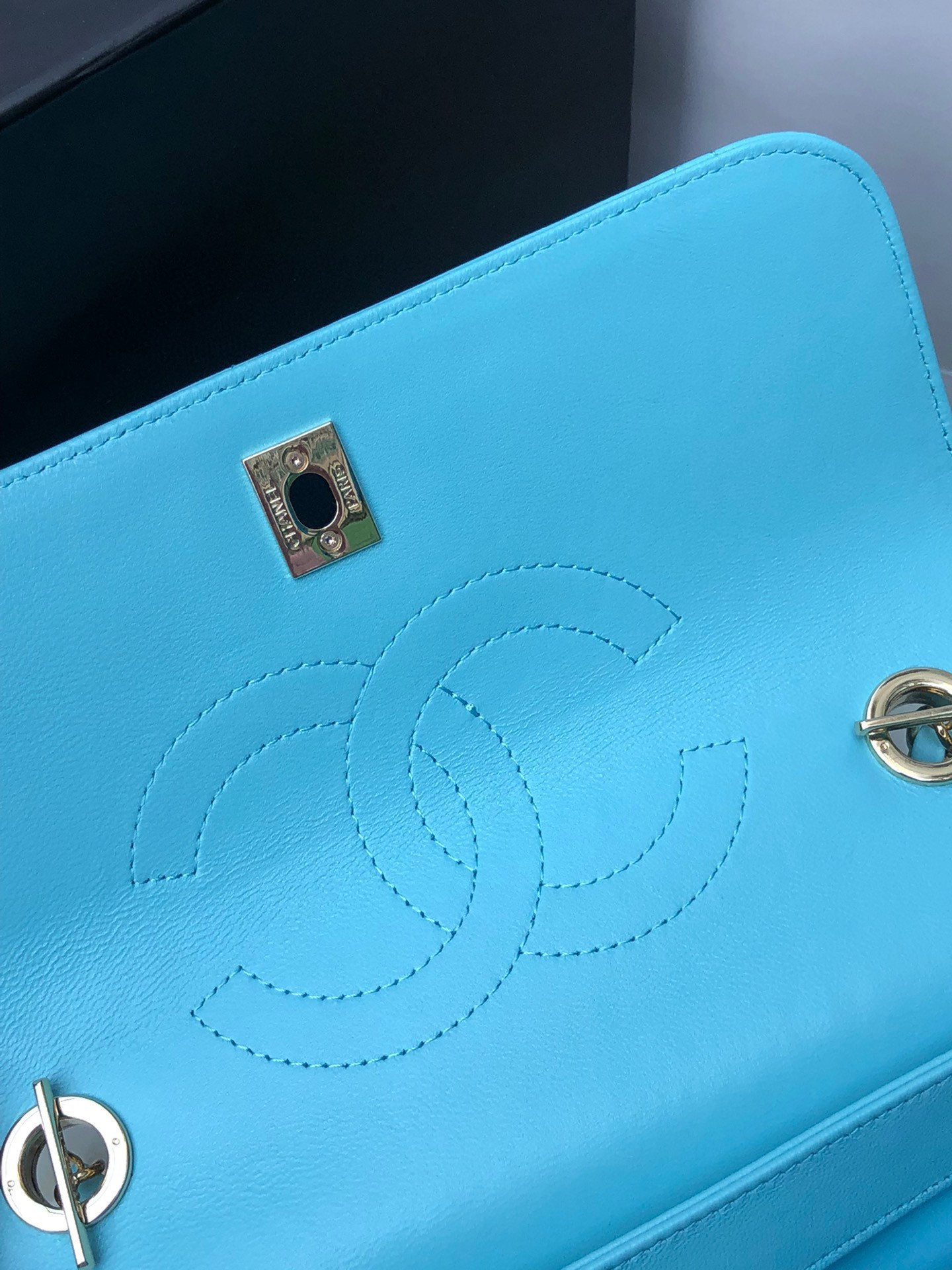 CHANEL FLAP BAG WITH TOP HANDLE 6.6 × 9.8 × 4.7 in