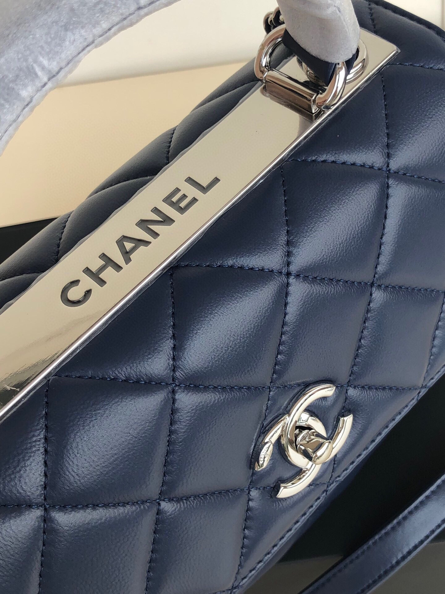 CHANEL FLAP BAG WITH TOP HANDLE 6.6 × 9.8 × 4.7 in