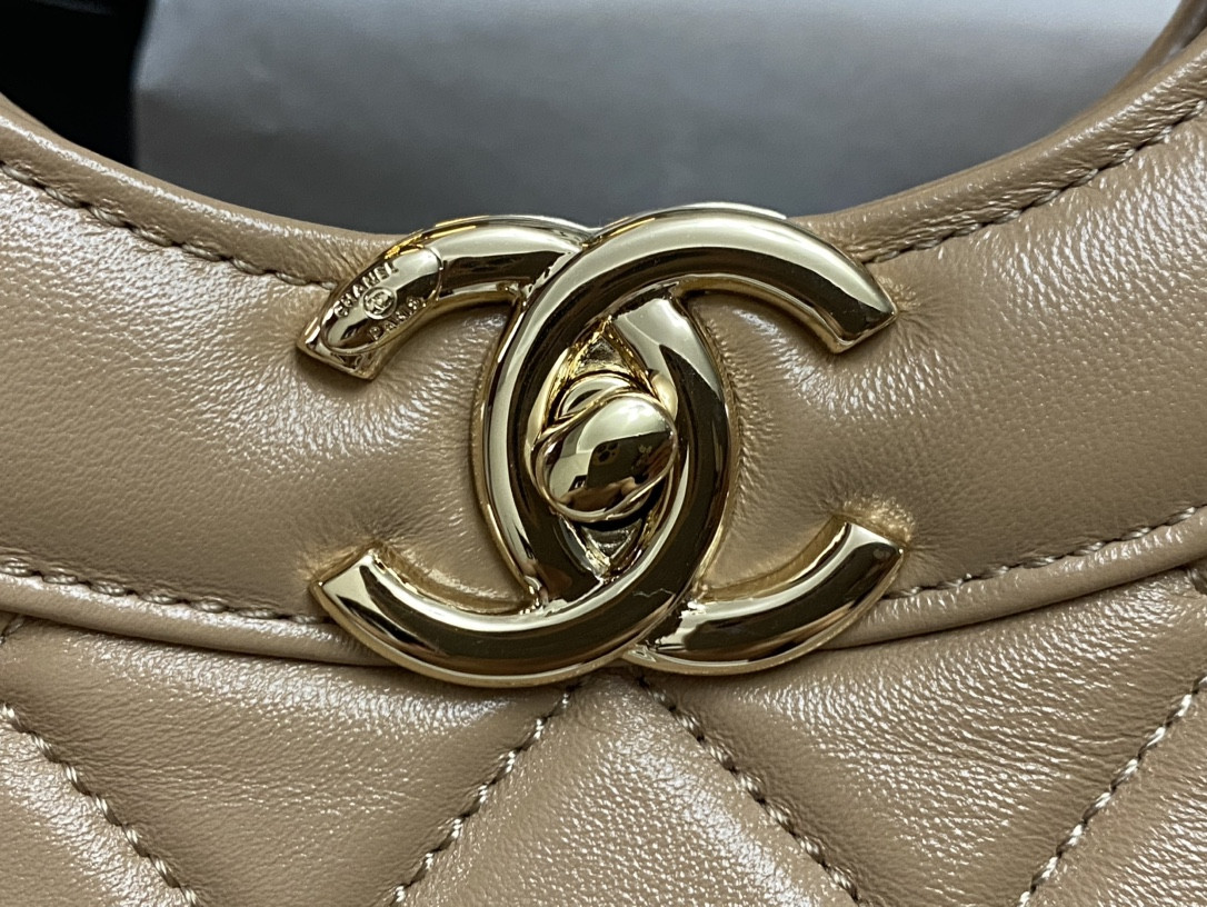 CHANEL SHOPPING BAG Shiny Lambskin & Gold-Tone Metal 11.7 × 14 × 3.5 in