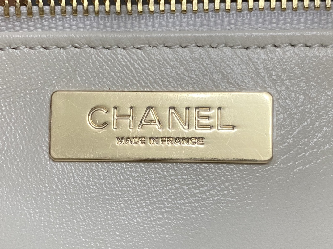 CHANEL  SHOPPING BAG Shiny Lambskin & Gold-Tone Metal 35x39x8cm