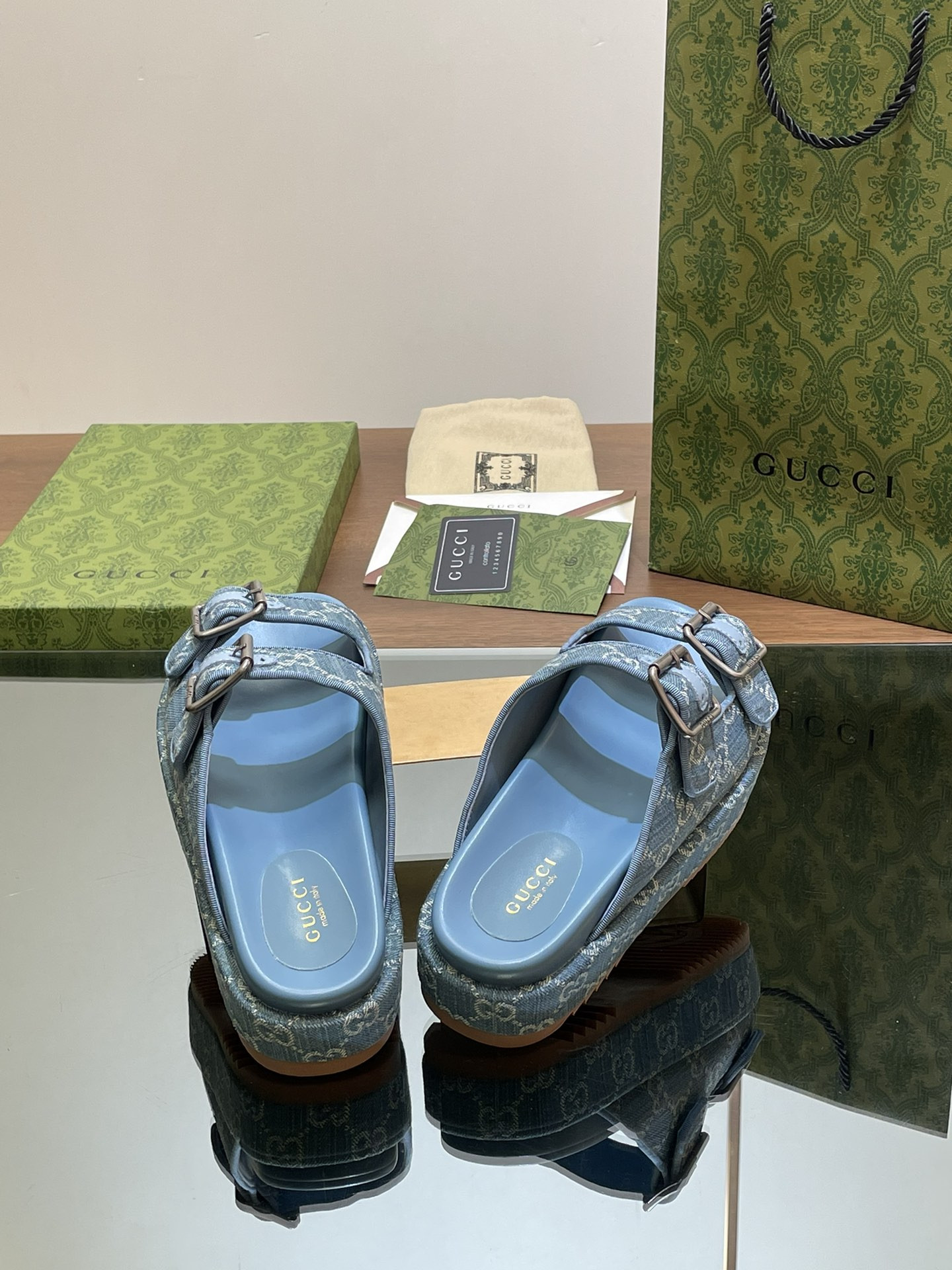 UA GUCCI SANDAL WITH DOUBLE G