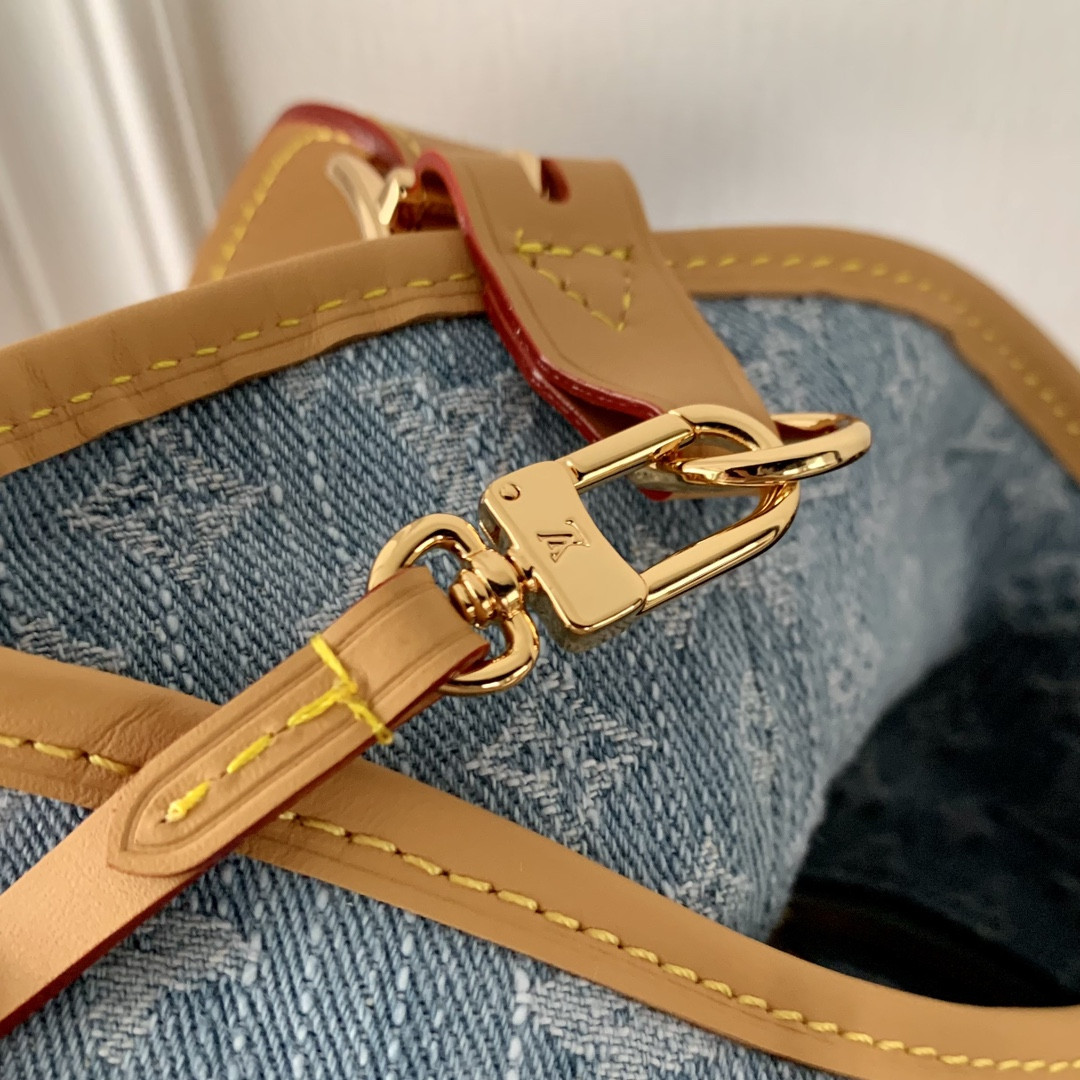 LV CarryAll PM M11462  11.4 x 9.4 x 4.7 in