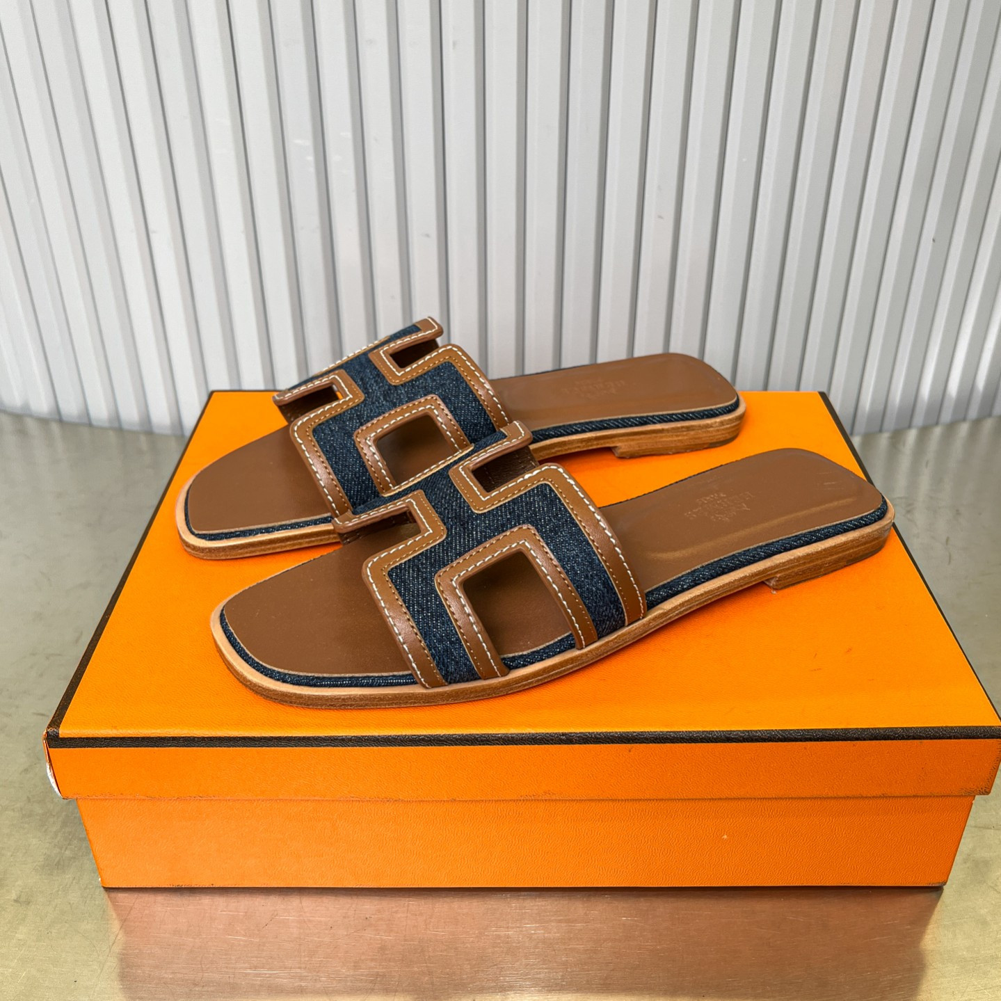 UA Hermès Oran sandal