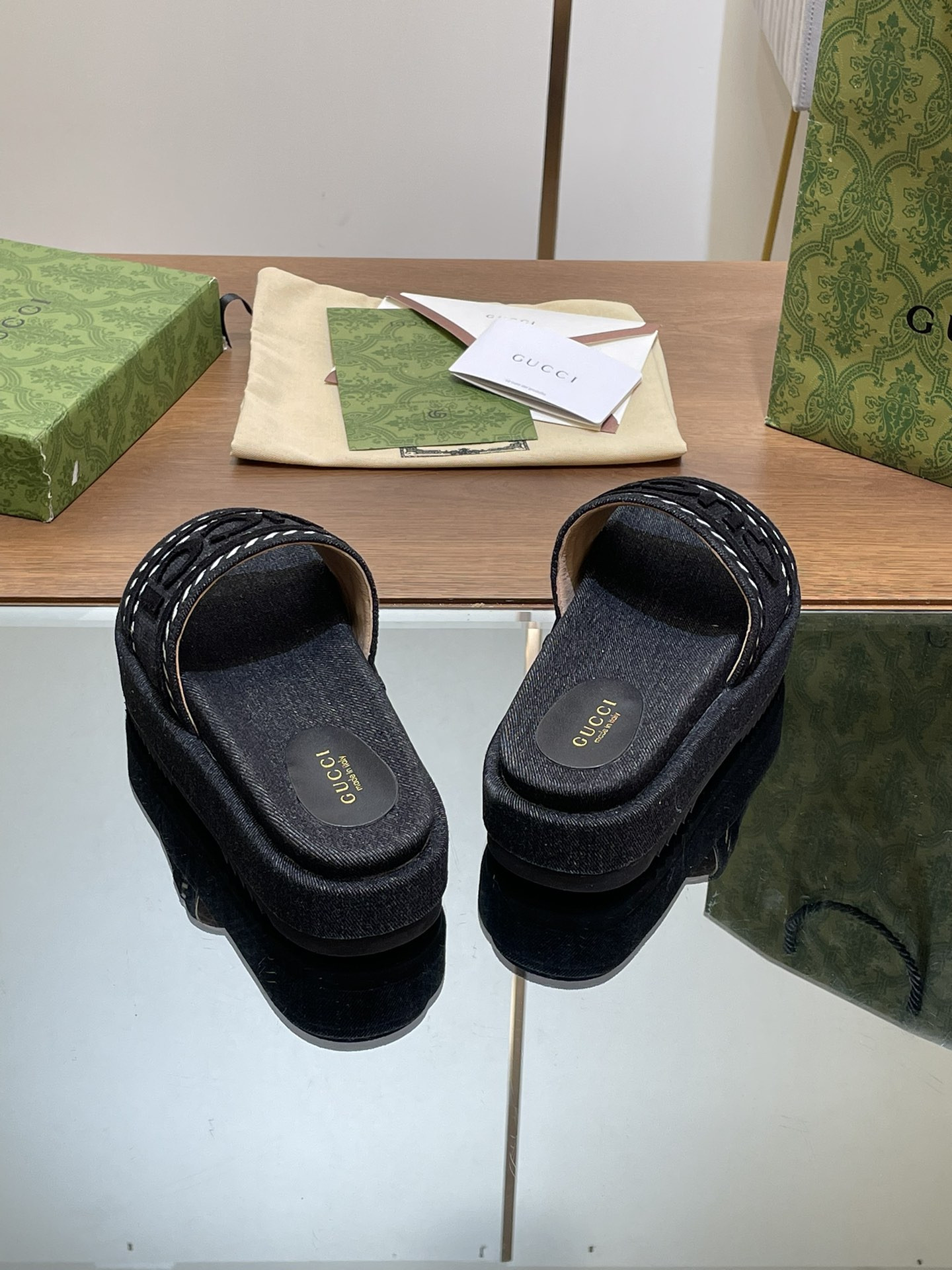 UA GUCCI SLIDE SANDAL WITH GUCCI SCRIPT