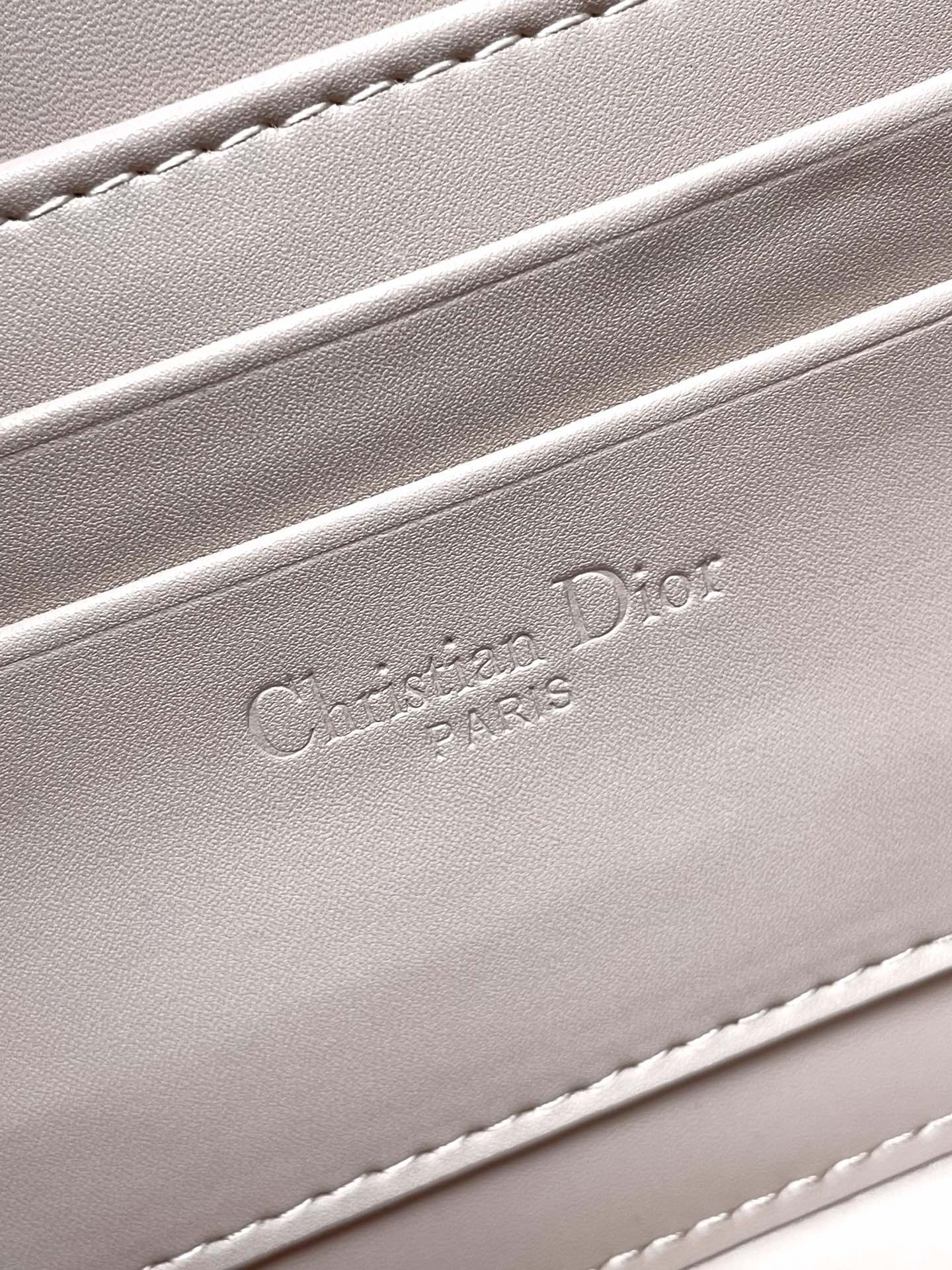 Dior Miss Daisy Mini Bag 22 x 12.5 x 4 cm