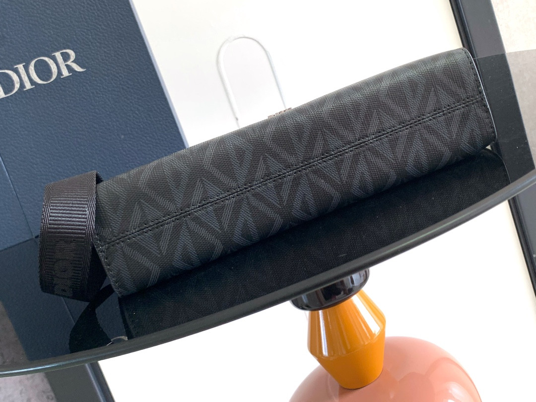 Dior A5 Triangle Pouch 27 x 19.5 x 6 cm