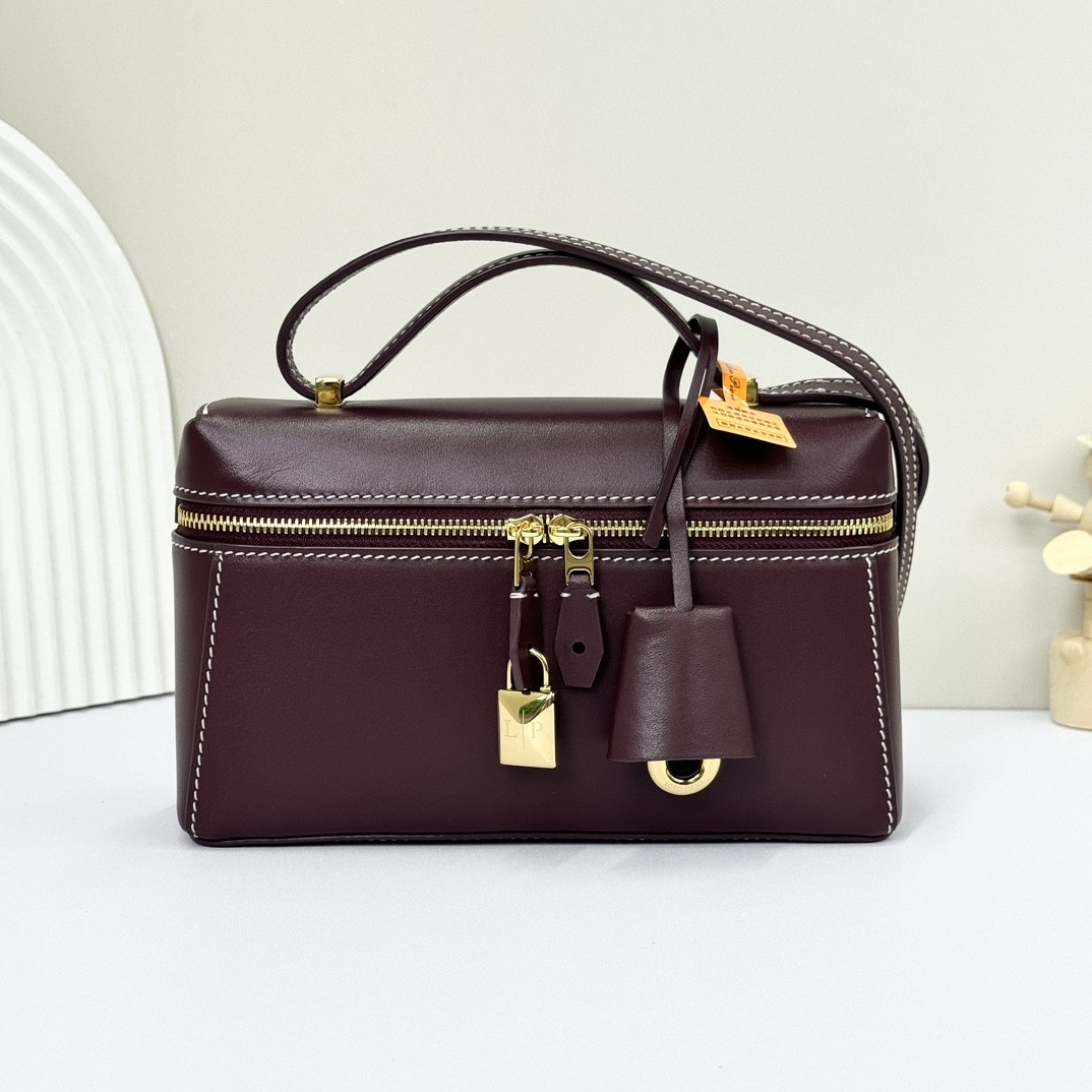 Loro Piana Extra Pocket L19 Smooth Calfskin 11 x 19 x 6.5 cm