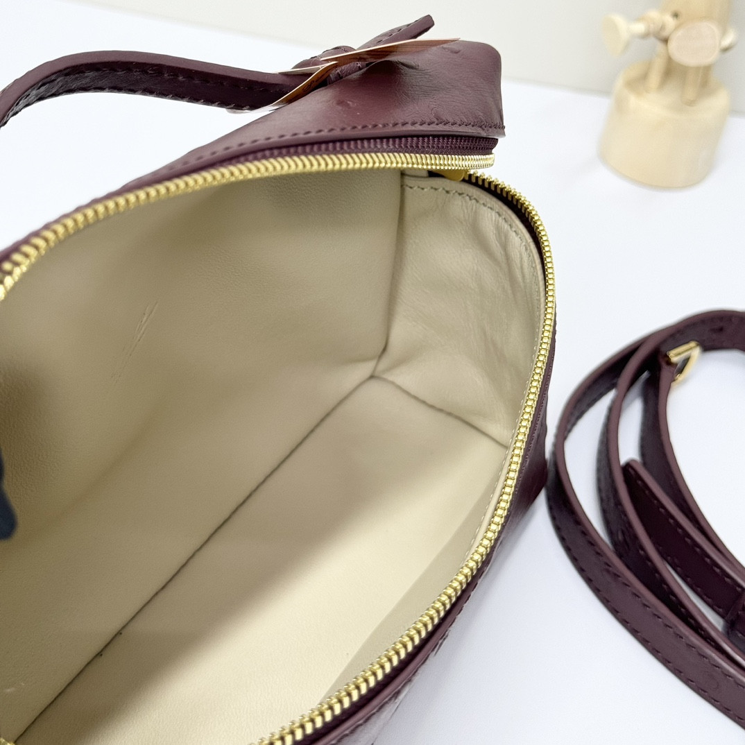 Loro Piana Extra Pocket L19 Ostrich-grained Leather 11 x 19 x 6.5 cm