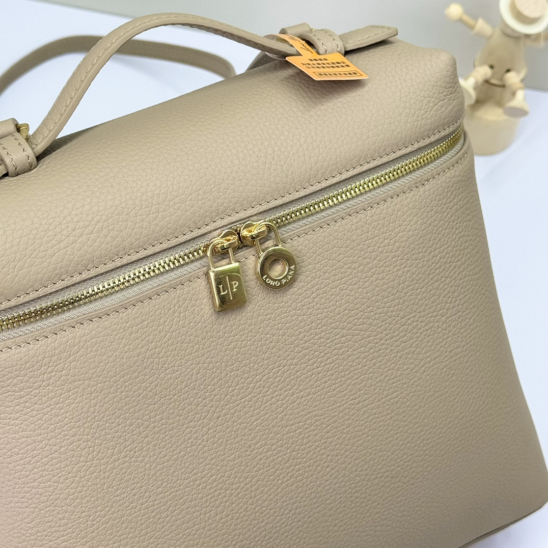 Loro Piana Extra Pocket backpack L23.5 Grained Calfskin 23 x 21 x 8 cm