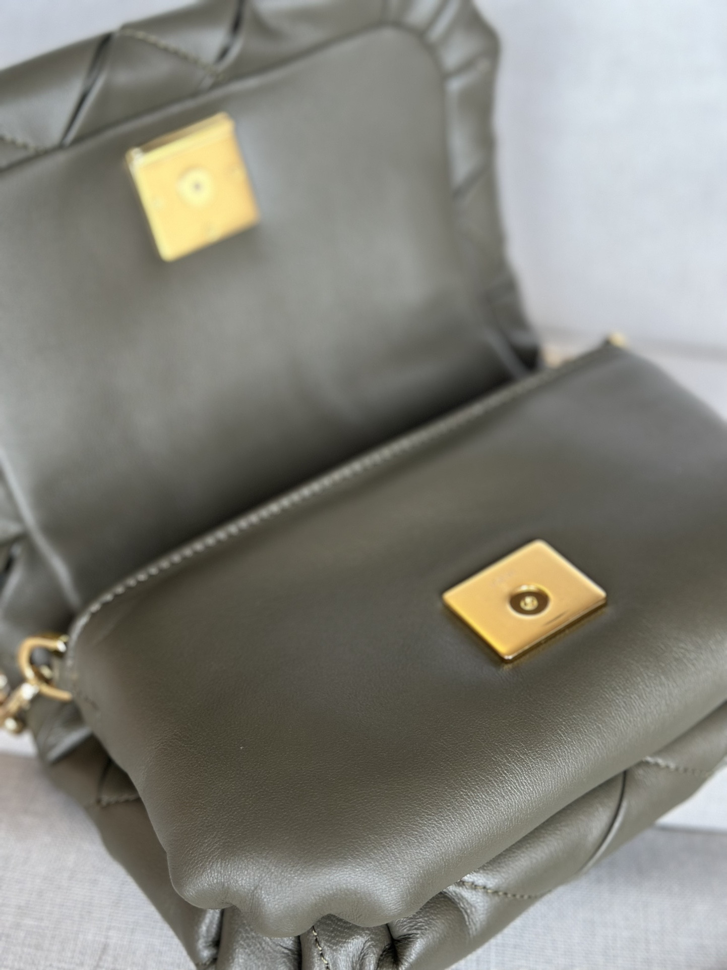 LOEWE Mini Puffer Goya in pleated shiny nappa lambskin 20x6x13cm