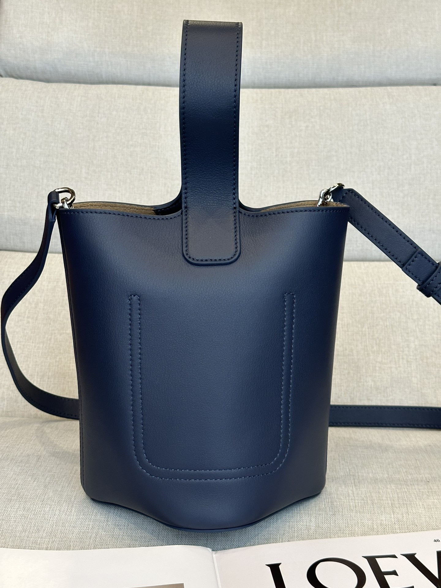 LOEWE Mini Pebble bucket in mellow calfskin 19.5x16x16cm