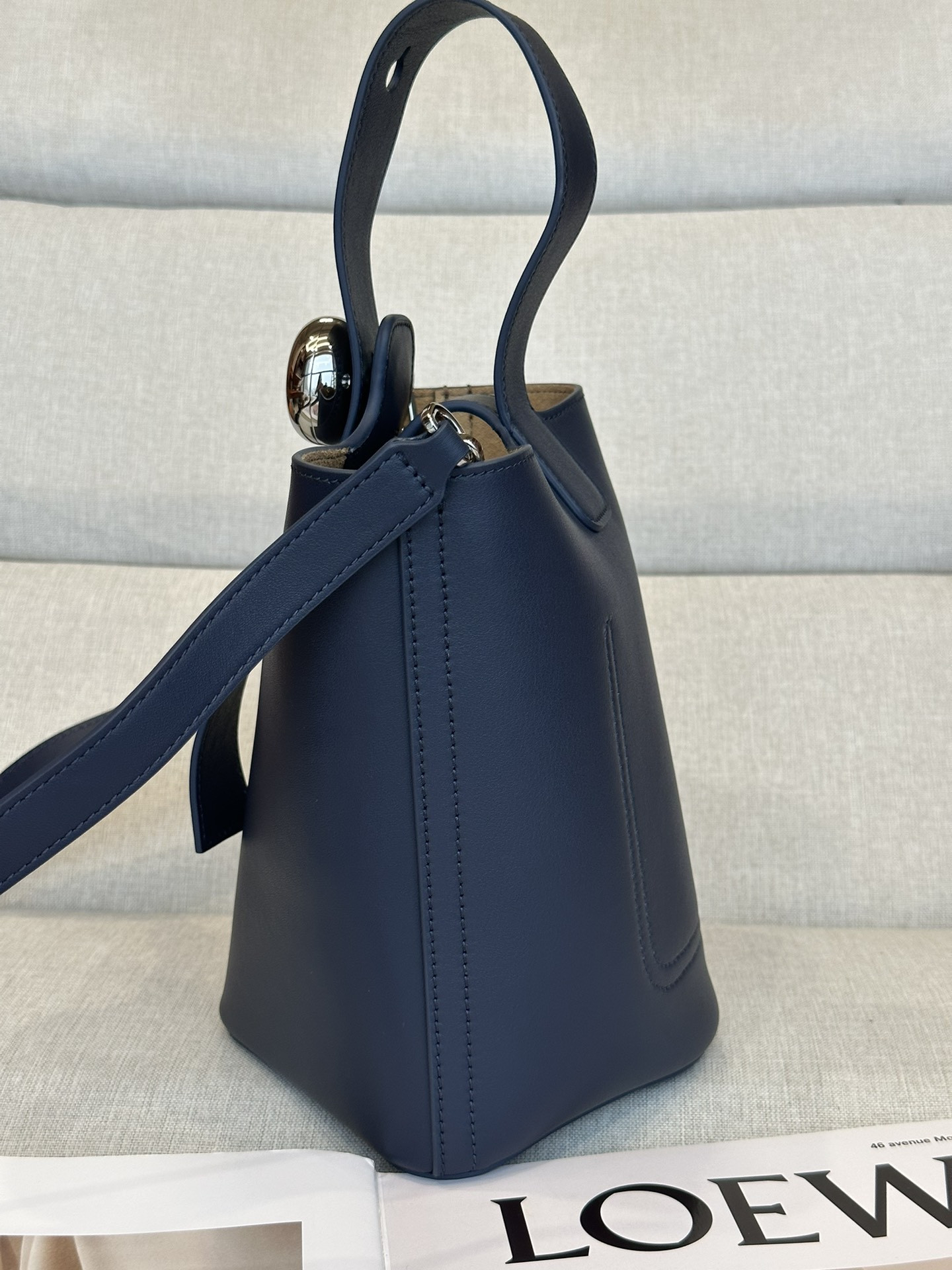 LOEWE Mini Pebble bucket in mellow calfskin 19.5x16x16cm