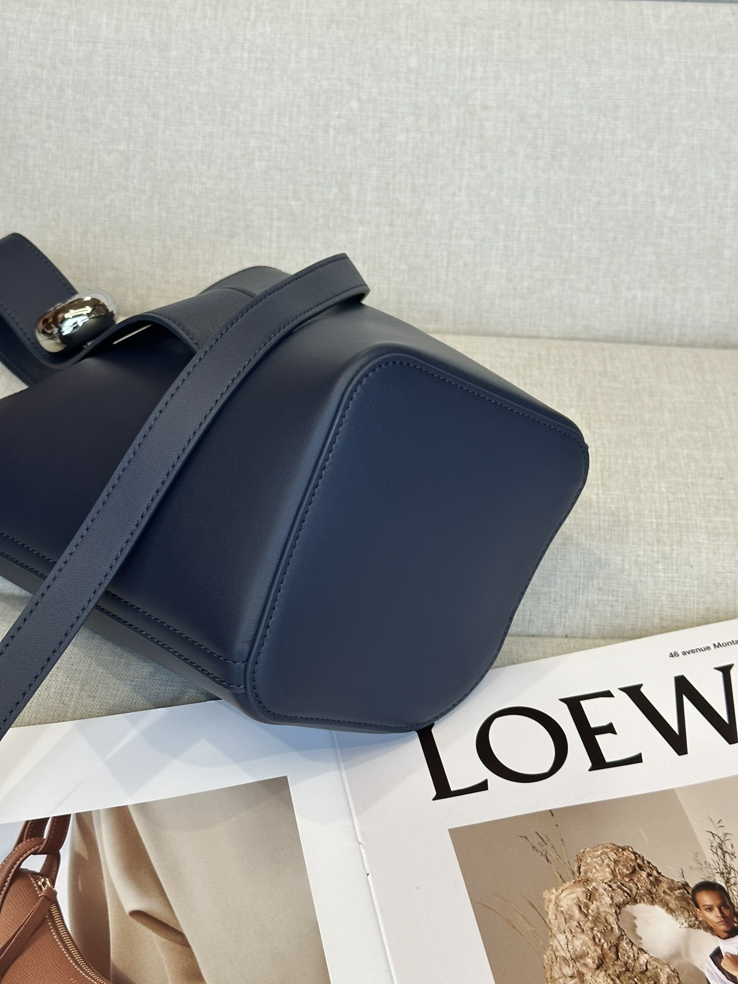 LOEWE Mini Pebble bucket in mellow calfskin 19.5x16x16cm