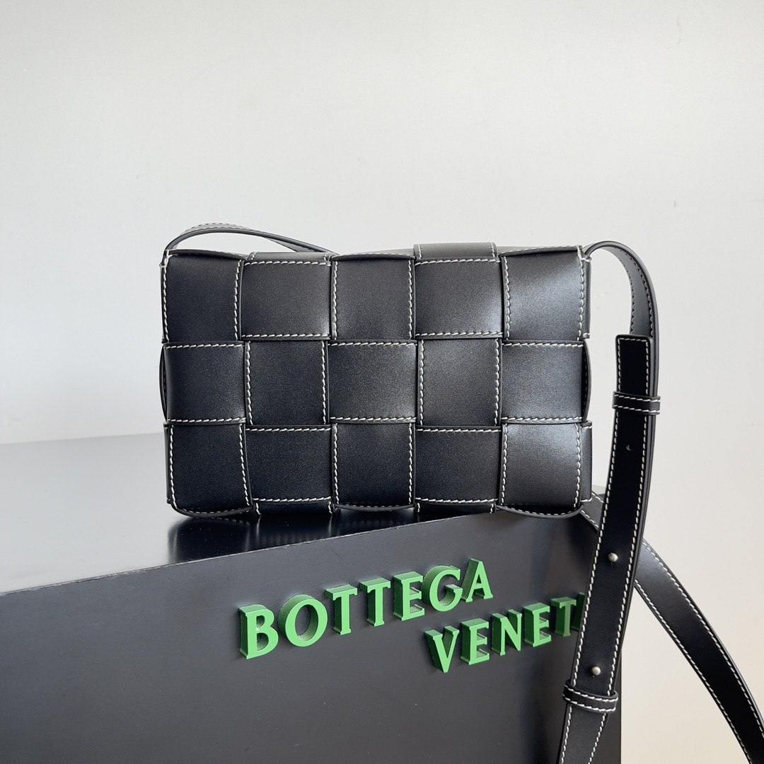 Bottega Veneta Cassette 15x23x5cm