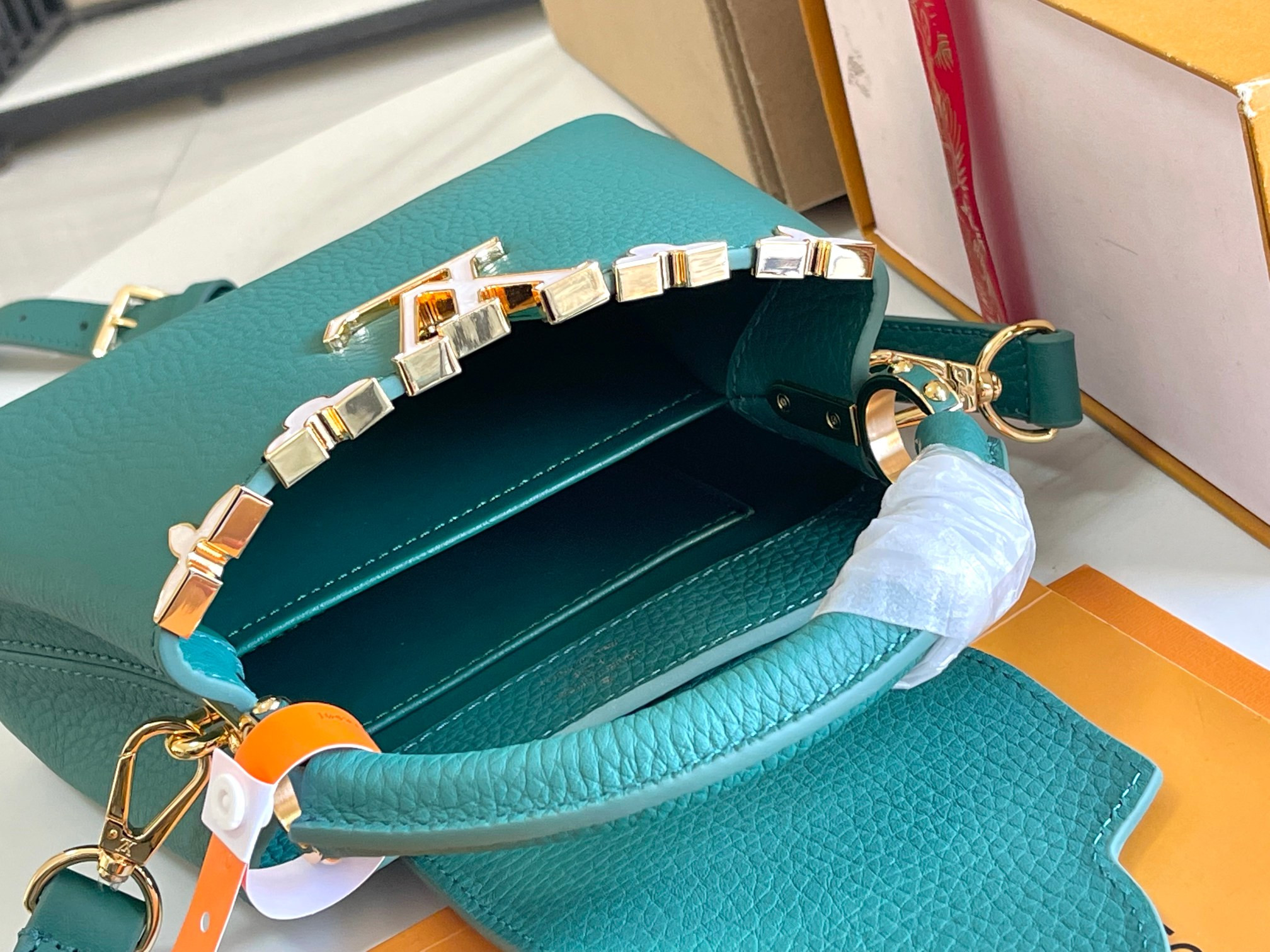 LV  Capucines Flower Crown M23766 Taurillon  21x14x8cm