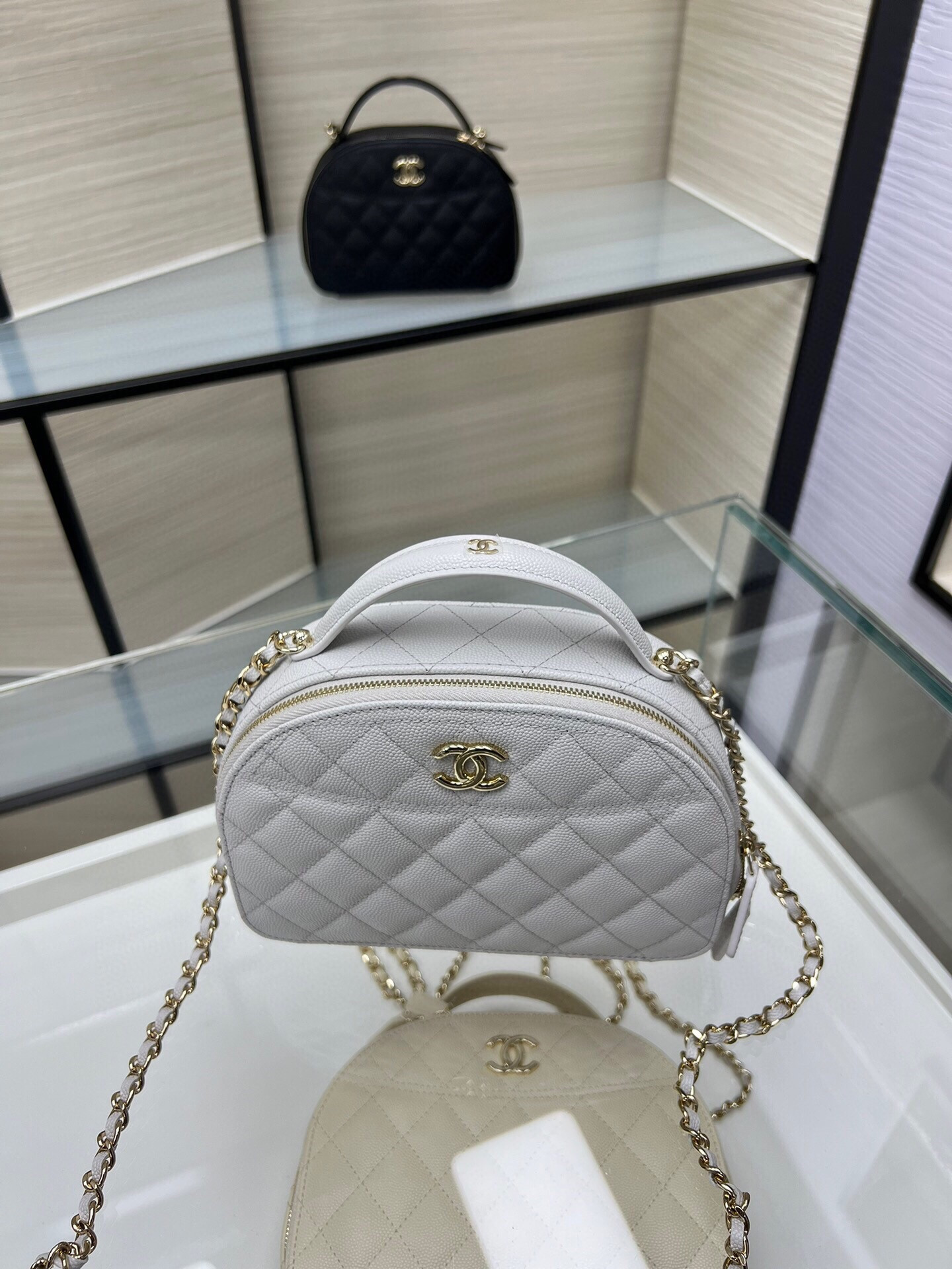 Chanel 25C Chain shell bag 18X16X6cm