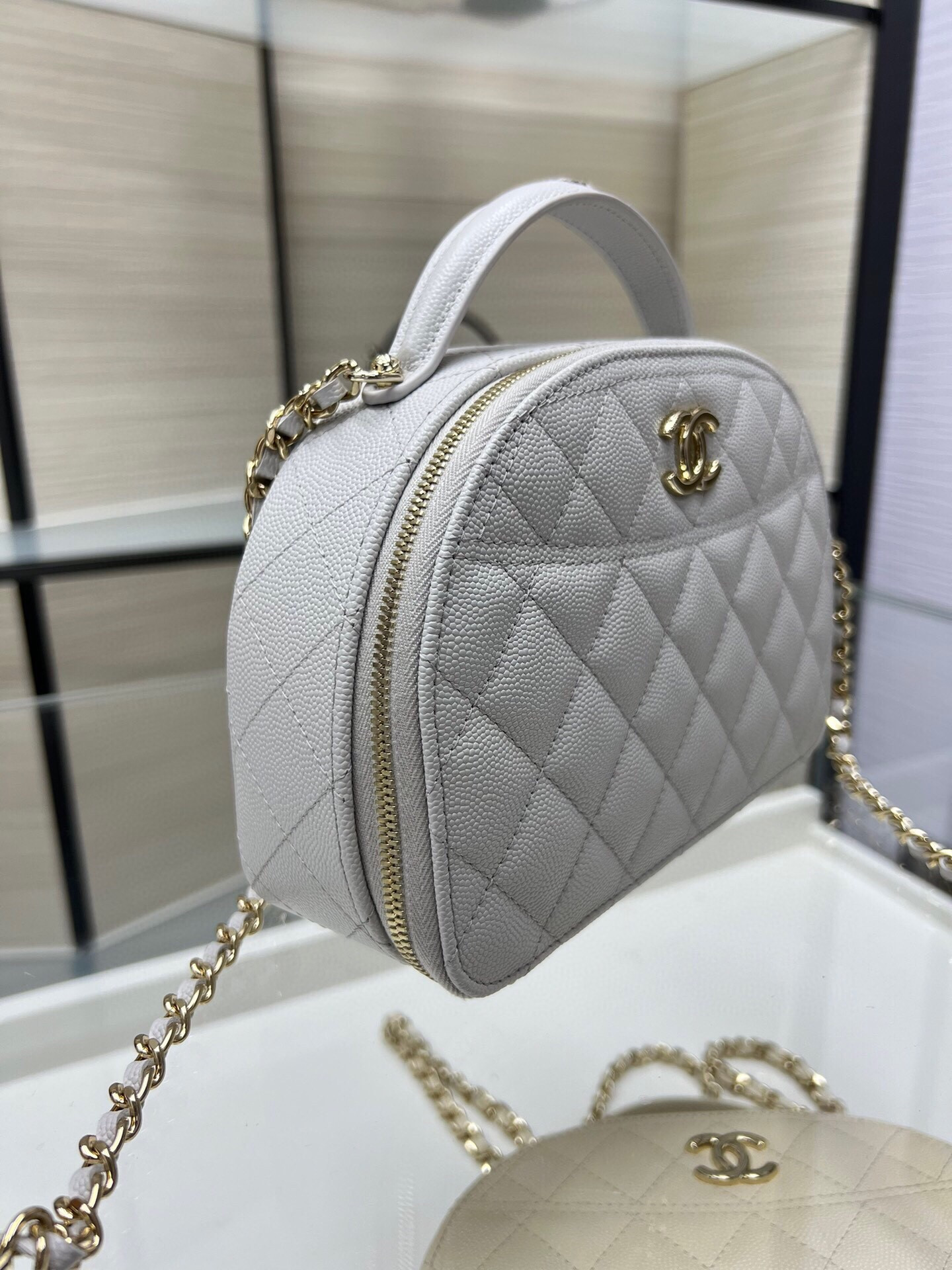 Chanel 25C Chain shell bag 18X16X6cm