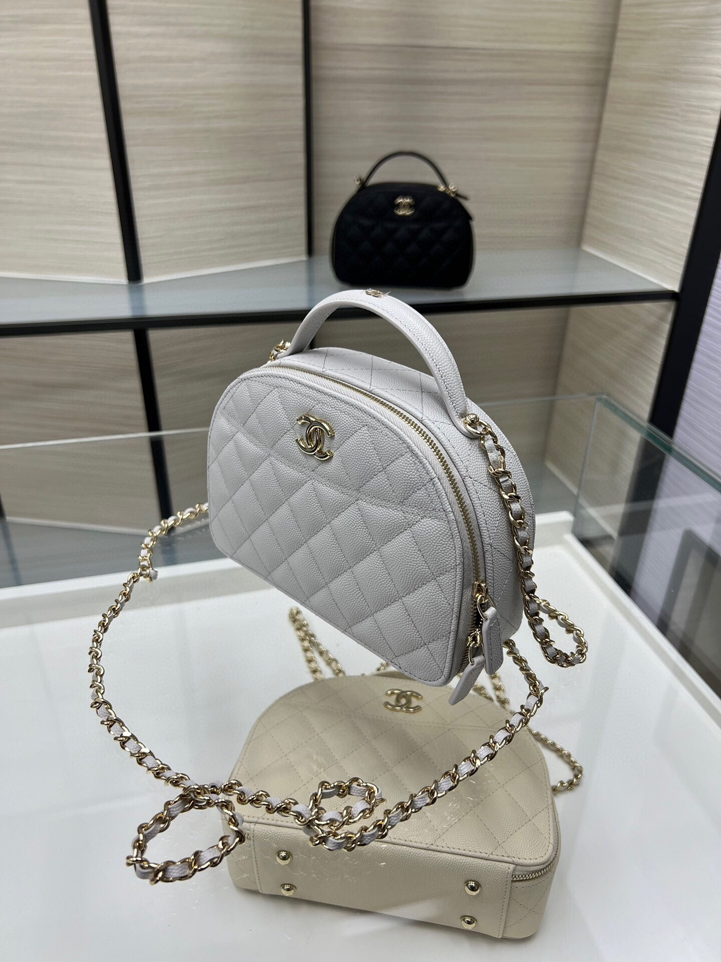 Chanel 25C Chain shell bag 18X16X6cm