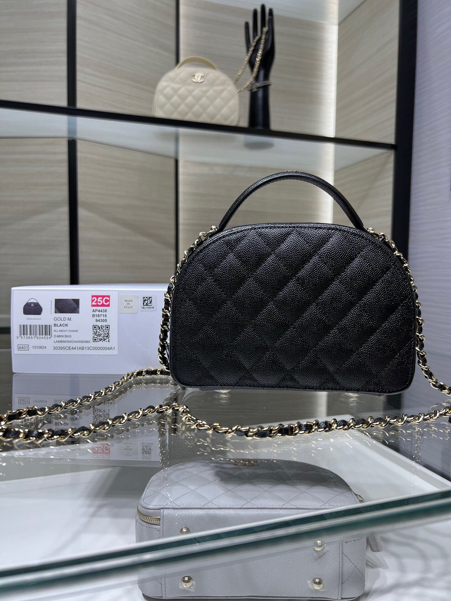 Chanel 25C Chain shell bag 18X16X6cm