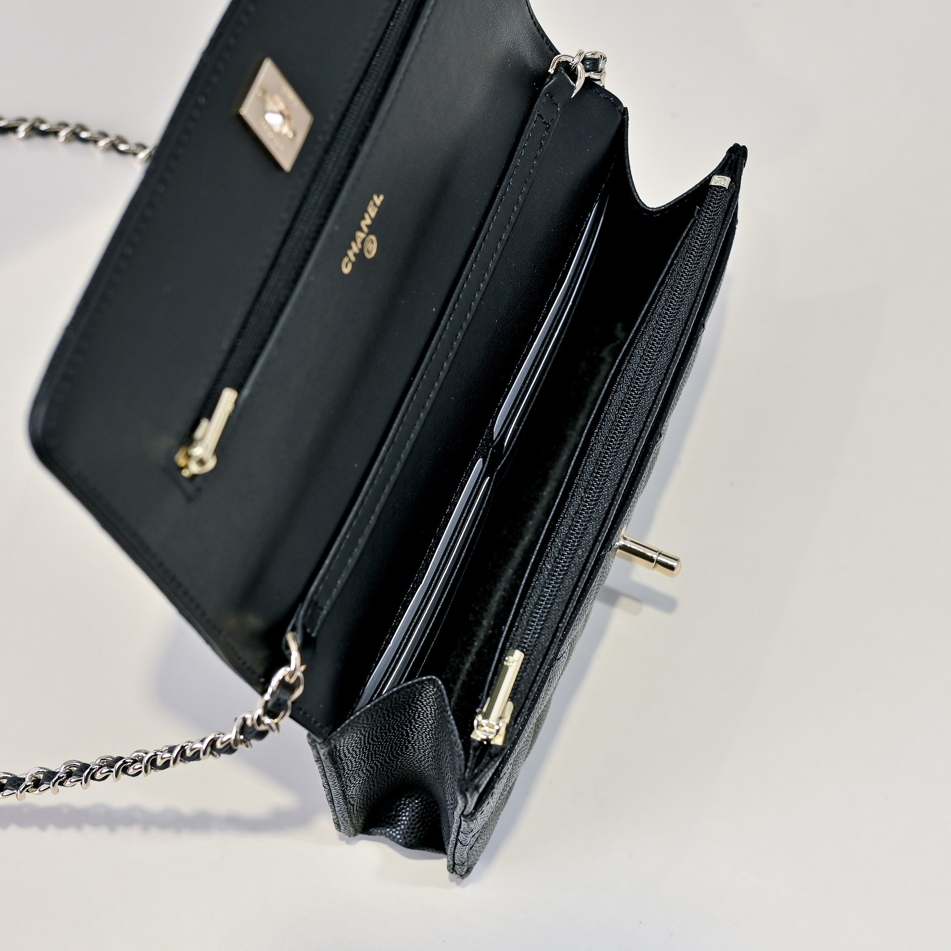 CHANEL WOC CLASSIC WALLET ON CHAIN 12.3x19.2x3.5cm