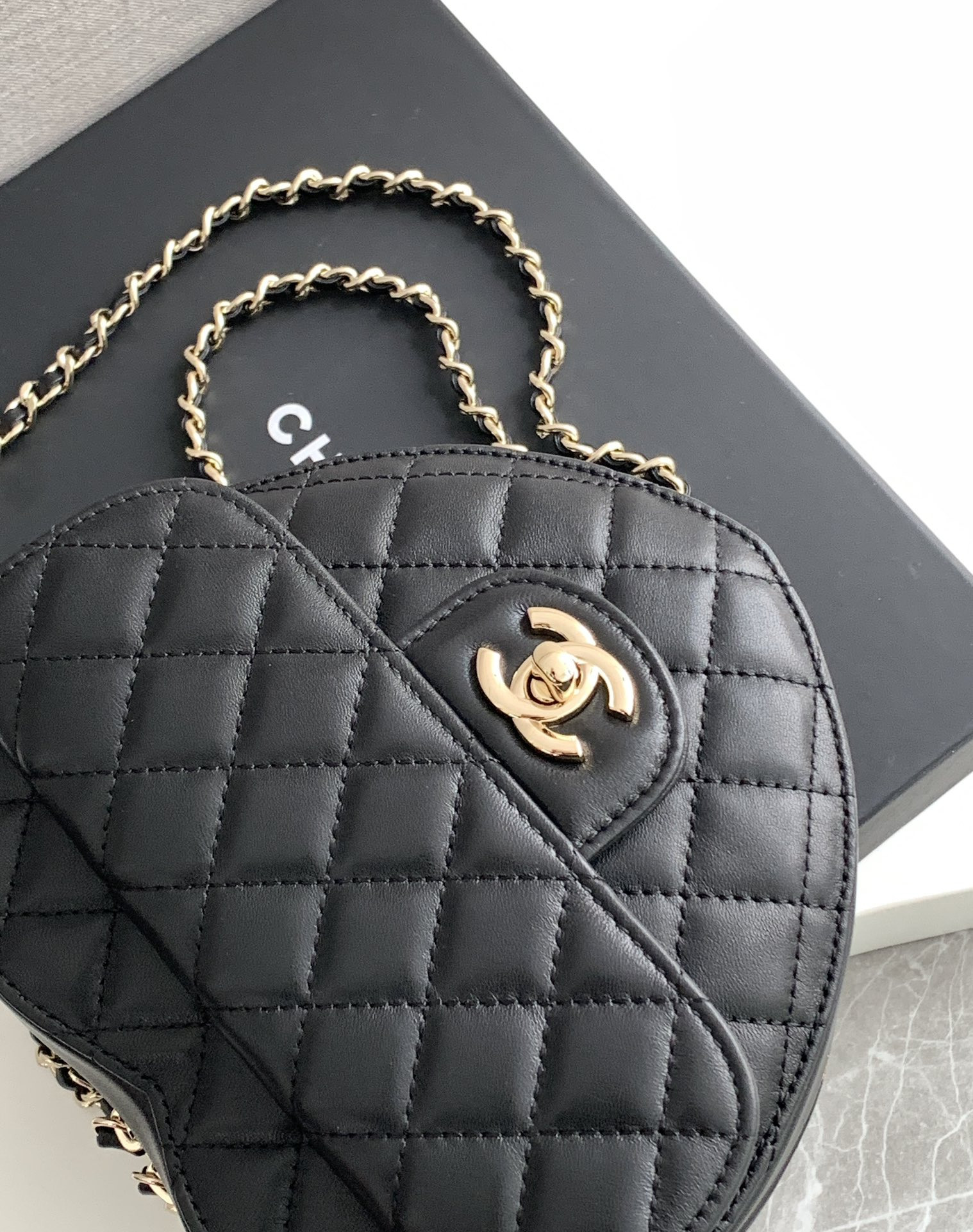 Chanel 22cc Love Bag AS3191 18x16.5x6.5cm