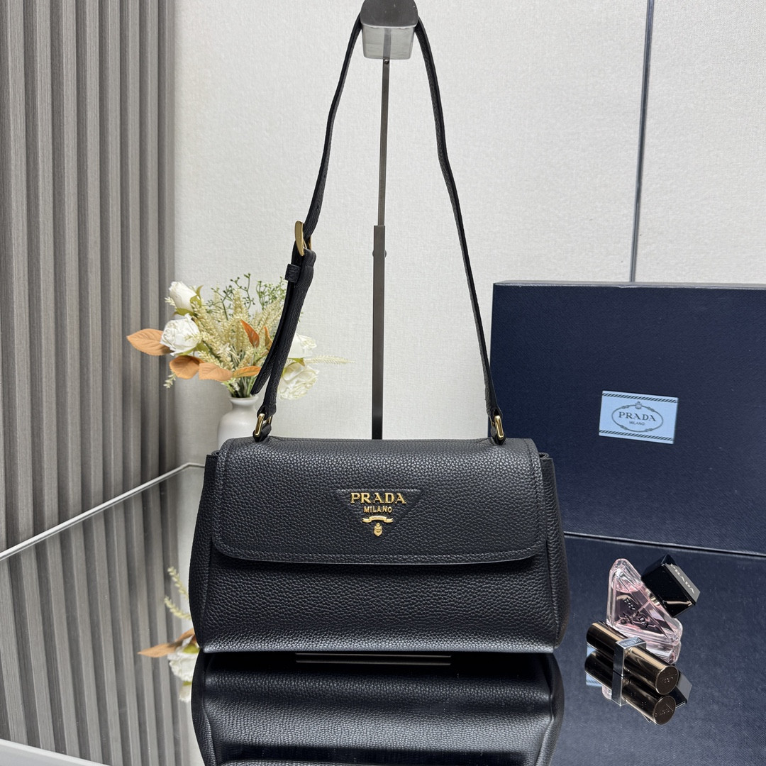 Prada Small leather shoulder bag 26x14x9.5cm