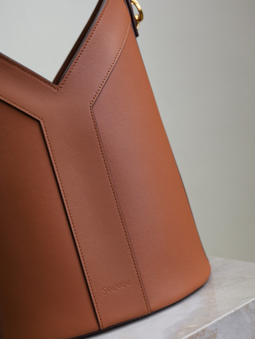 YSL Y top-handle bucket in leather 25x22-34x3-15cm