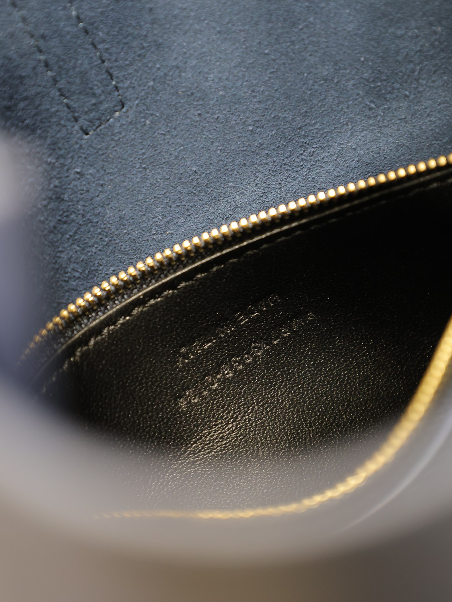 YSL LE 5 À 7 supple small IN GRAINED LEATHER 23x22x8.5cm